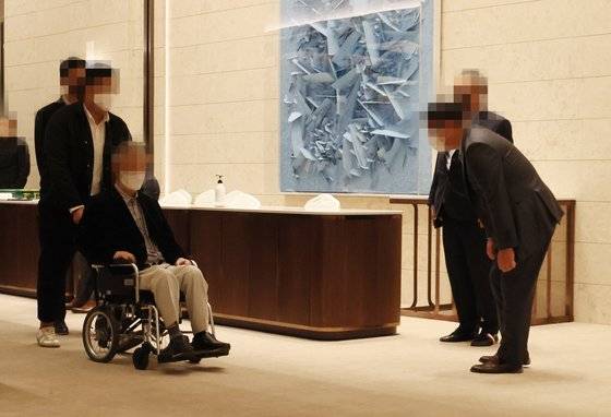 부산 최대 폭력 조직인 칠성파 두목 이강환씨의 팔순 잔치가 지난해 10월 부산의 한 호텔에서 열렸다. 이날 오후 이씨가 관계자가 밀어주는 휠체어를 타고 입장하고 있다. 송봉근 기자