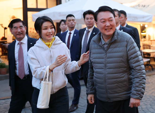 북대서양조약기구(NATO·나토) 정상회의 참석차 리투아니아를 방문한 윤석열 대통령과 김건희 여사가 지난 10일(현지시간) 빌뉴스 구시가지를 산책하고 있다. 연합뉴스