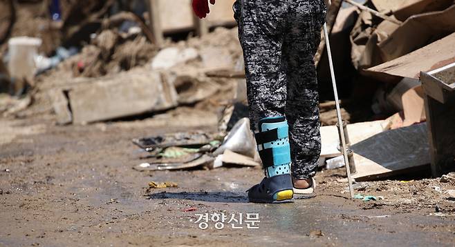 집중호우로 산사태가 발생한 경북 예천군 감천면 벌방리의 한 주민이 19일 다리에 깁스를 하고 걸어가고 있다. 권도현 기자