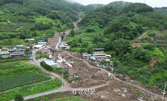 산사태가 발생한 경북 예천군 백석리의 주택들이 지난 18일 토사로 인해 무너져 있다. 권도현 기자