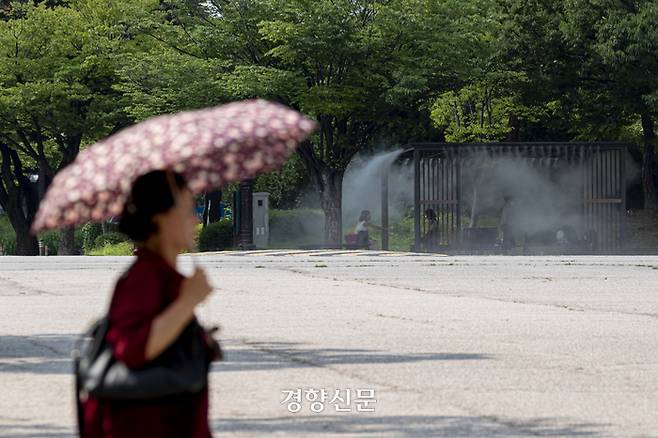 전국 대부분 지역에 폭염 주의보가 내려진 19일 서울 여의도공원 벤치에 쿨링포그가 나오고 있다. 문재원 기자