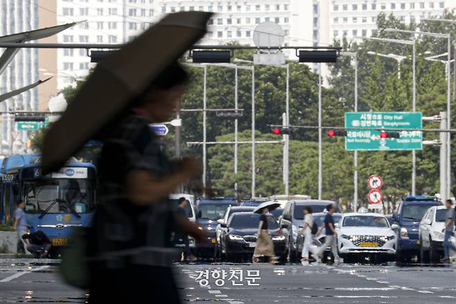 전국 대부분 지역에 폭염 주의보가 내려진 19일 서울 여의대로에 아지랑이가 피어오르고 있다. 문재원 기자