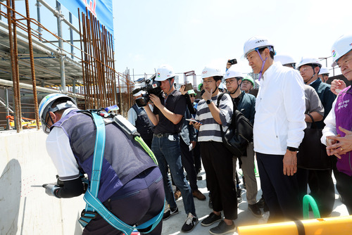 오세훈 서울시장이 19일 오전 서울 동대문구 이문3구역 주택재개발정비사업 공사 현장에 대한 안전점검을 하며 슈미트해머를 통한 강도 측정하는 모습을 보고 있다. 연합뉴스