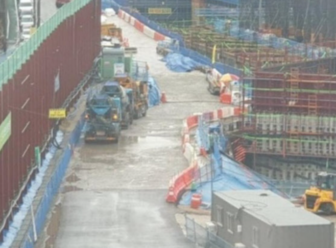 휘경동 자이 건설현장 우천 콘크리트 타설 장면. 인터넷 커뮤니티 갈무리&nbsp;