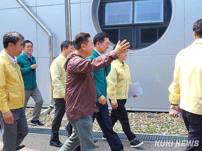 김기현 국민의힘 대표, 박대출 정책위의장과 소속 의원들이 19일 오전 서울 양천구 신월 빗물저류배수시설을 방문하고 있다.&nbsp; &nbsp;사진=최은희 기자