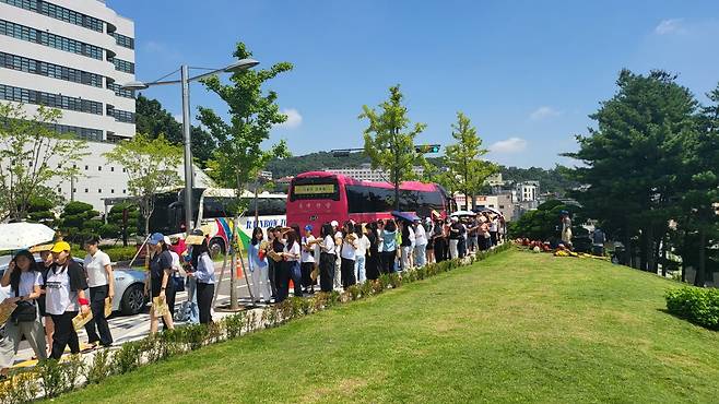 19일 오전 서울 성북구 고려대안암병원으로 구로·안산병원 노조 조압원들이 현장 파업 참여를 위해 줄지어 들어가고 있다. /사진=박정렬 기자