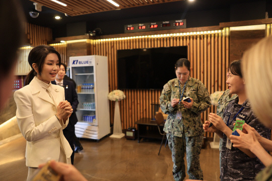 김건희 여사가 19일 부산 해군작전사령부 네이비 클럽에서 한미 여군 장병들과 만나 환담을 마친 뒤 부산엑스포 유치 기원 키링을 선물하고 있다. 대통령실 제공. 뉴시스