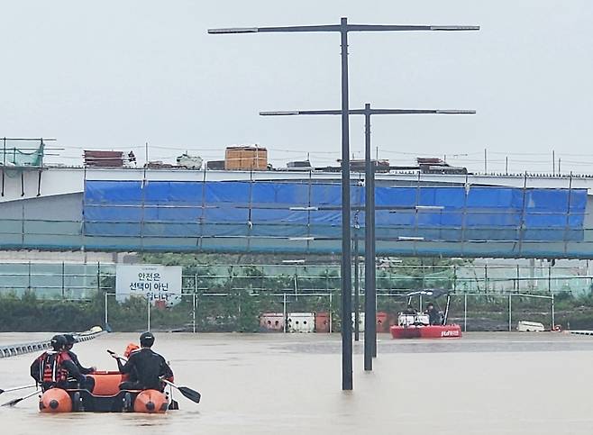 미호천 제방 유실로 침수된 오송 궁평2지하차도 수색 현장. [연합]