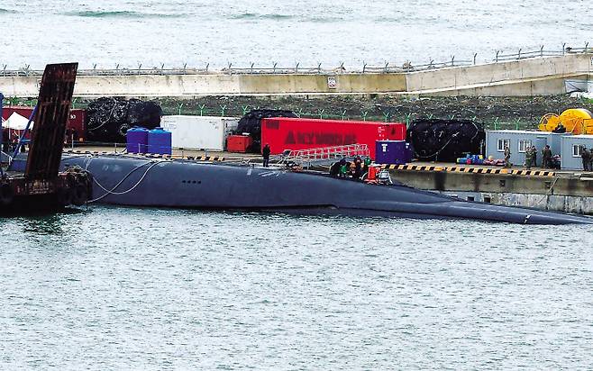 19일 오전 부산작전기지에 미국 해군의 오하이오급 핵추진 탄도유도탄 잠수함(SSBN) 켄터키함(SSBN-737)이 입항해 있다. 북한은 이날 한미 간 새 확장억제 협의체인 핵협의그룹(NCG) 출범과 미국 전략핵잠수함(SSBN)의 부산 입항에 반발하며 동해상으로 탄도미사일(SRBM) 2발을 발사했다. [연합]