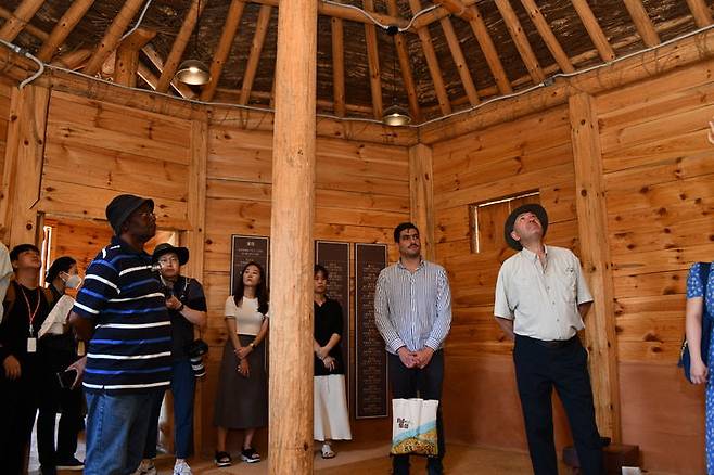 [서울=뉴시스] 19일 서울 송파구 풍납토성 유적공원를 답사한 국제문화재보존복구연구센터(이크롬)의 웨버 은도로 사무총장(왼쪽) (사진=문화재청 제공) 2023.07.19. photo@newsis.com *재판매 및 DB 금지