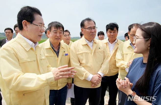 [영광=뉴시스] 이창우 기자=김영록 전남도지사(왼쪽)가 19일 호우로 피해를 입은 영광군 군남면 양덕리 농작물(논콩) 침수현장을 방문해 현황을 점검하고 농업인들을 위로·격려한 후 관계자들에게 신속한 피해복구를 당부하고 있다. (사진=전남도 제공) 2023.07.19. photo@newsis.com *재판매 및 DB 금지