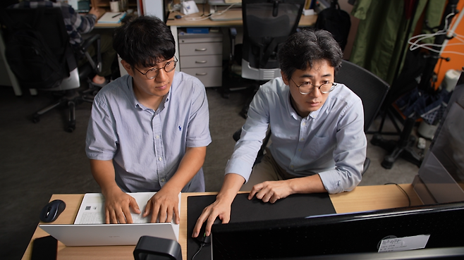 ▲윤석열 대통령이 검사 시절에 쓴 업무추진비 영수증의 장소를 확인하기 위해 뉴스타파 기자들과 3개 시민단체 활동가들이 찾아 나섰다. (왼쪽 강민수 뉴스타파 기자, 오른쪽 최윤원 뉴스타파 데이터개발팀장)