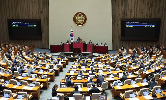 지난 18일 국회 본회의에서 권영준·서경환 대법관 후보자 임명동의안이 통과되고 있다. 연합뉴스