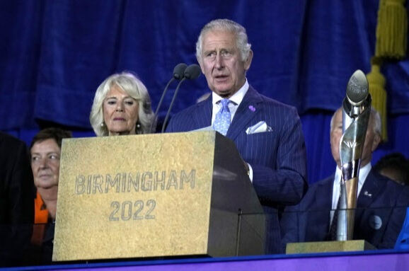 영국 국왕 찰스 3세가 왕세자 시절인 2022년 7월 버밍엄 알렉산더 스타디움에서 제22회 커먼웰스 게임 개회를 선언하고 있다. 왼쪽은 부인 커밀라 왕비. AP연합뉴스