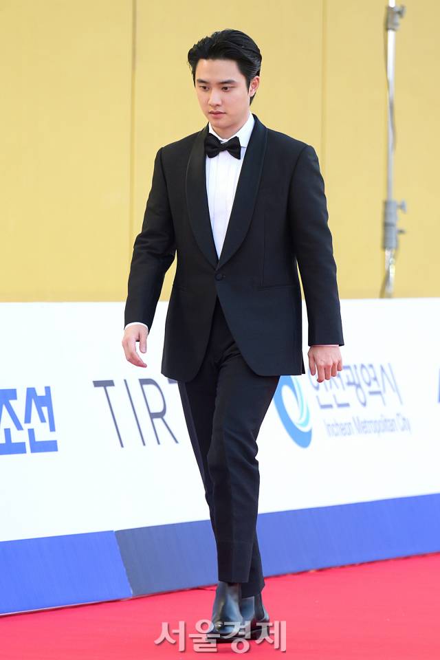 가수 겸 배우 도경수가 19일 오후 인천 중구 파라다이스시티 크로마에서 진행된 ‘제2회 청룡시리즈어워즈’ 레드카펫을 밟고 있다. 김규빈 기자