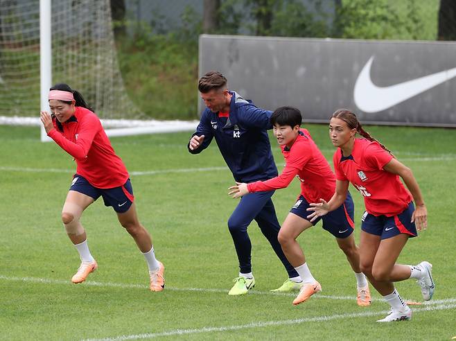 콜린 벨 여자축구대표팀 감독이 5일 파주 국가대표팀트레이닝센터(NFC)에서 열린 훈련에서 선수들과 함께 뛰고 있다. 2023.7.5/정지윤 선임기자