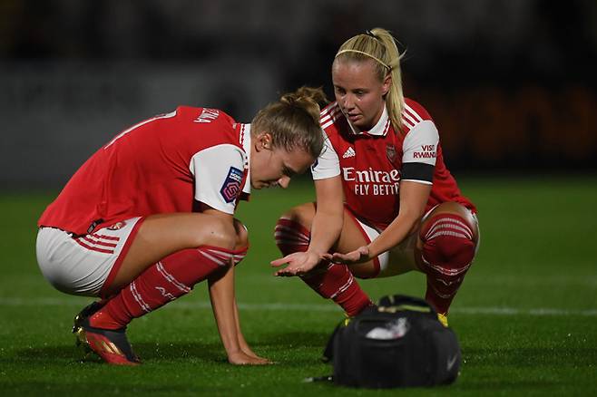 아스널에서 뛰는 베스 미드(오른쪽)과 비비안 미에데마. 게티이미지코리아