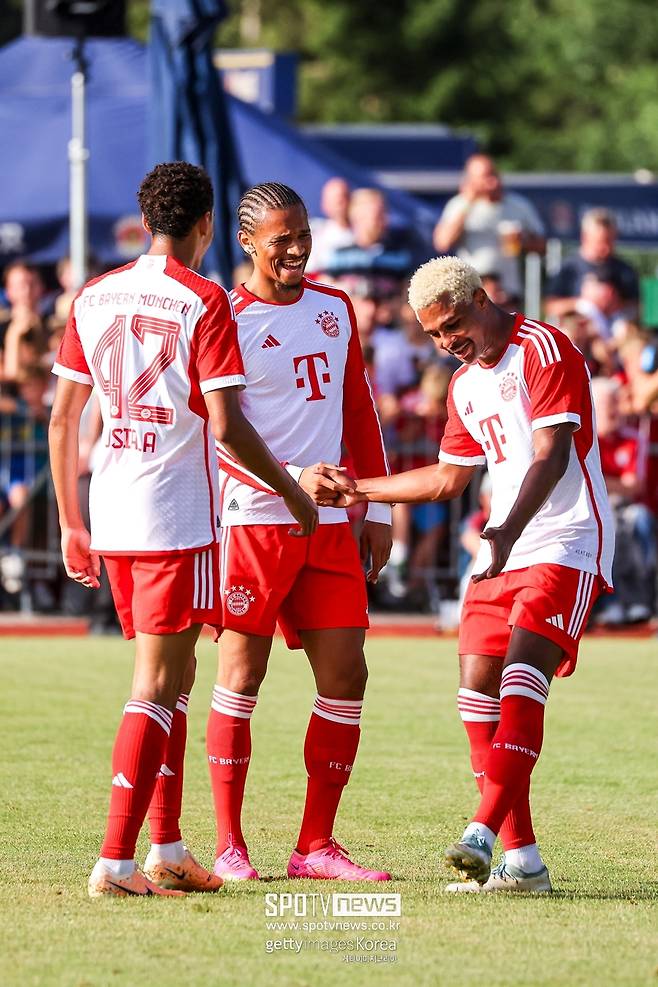 ▲ 세리머니하는 세르주 그나브리(맨 오른쪽). 자말 무시알라와 르로이 사네(가운데).