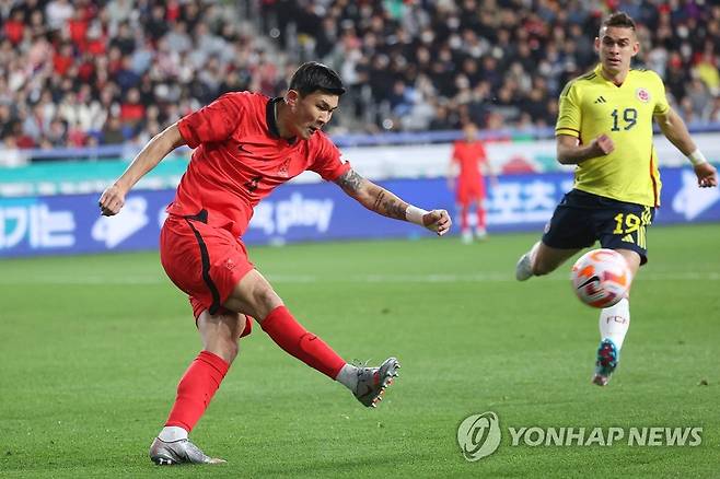 공 걷어내는 김민재 (울산=연합뉴스) 신현우 기자 = 24일 오후 울산 문수축구경기장에서 열린 대한민국 대 콜롬비아 축구 대표팀의 평가전에서 김민재가 공을 걷어내고 있다. 2023.3.24 nowwego@yna.co.kr