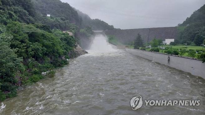 저수율 100% 넘긴 동복댐 (광주=연합뉴스) 16일 오전 광주 식수원인 화순 동복댐 저수율이 만수위(100％)를 넘어서 월류와 방류가 함께 이뤄지고 있다. 2023.7.16 [동복댐 관리사무소 제공. 재판매 및 DB 금지] areum@yna.co.kr