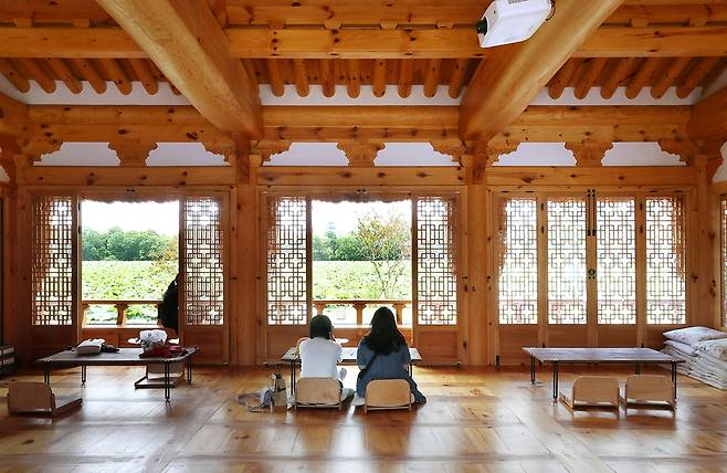 연화루에서 휴식하는 이용자들[사진/조보희 기자]