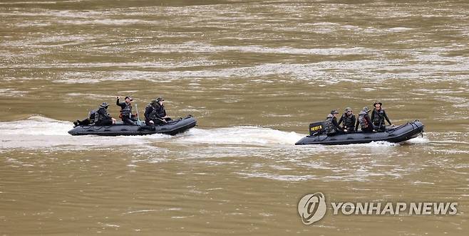 해병, 폭우 실종자 수색 (문경·예천=연합뉴스) 김동민 기자 = 해병대 1사단이 18일 오후 경북 문경시 영순면과 예천군 풍양면 경계에 있는 삼강교 주변에서 폭우 실종자 수색 작업을 하고 있다. 2023.7.18 image@yna.co.kr