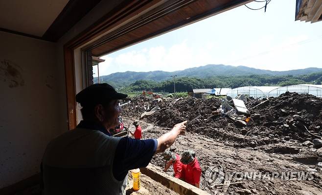 경북 예천 특별재난지역 (예천=연합뉴스) 김동민 기자 = 정부가 특별재난지역으로 선포한 19일 오전 경북 예천군 한 마을에서 주민 김동환(69) 씨가 자신이 집에서 폭우 당시 피해 상황을 설명하고 있다. 2023.7.19 image@yna.co.kr