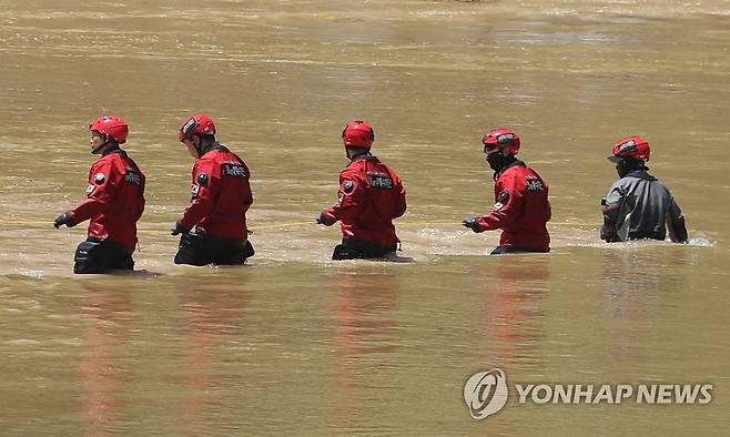 실종 해병장병 찾기 위해 물속으로 (예천=연합뉴스) 윤관식 기자 = 19일 오전 경북 예천군 호명면서 수색하던 해병대 장병 1명이 급류에 휩쓸려 실종된 가운데 119구조대가 실종 지점에서 수색에 나서고 있다. 2023.7.19 psik@yna.co.kr