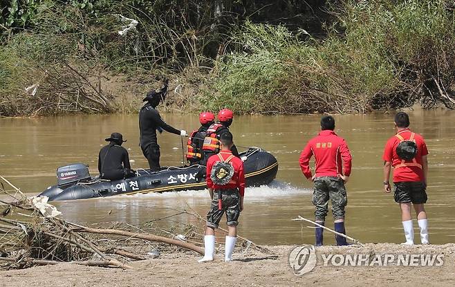 실종된 해병장병 수색하는 119구조대 (예천=연합뉴스) 윤관식 기자 = 19일 오전 경북 예천군 호명면 해병장병 실종 지점에서 119 구조대가 보트 수색을 하는 가운데 전우들이 침울한 표정으로 구조 소식을 기다리고 있다. 2023.7.19 psik@yna.co.kr