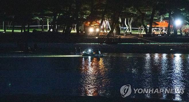 실종 해병대 장병 찾기 위한 야간수색 (예천=연합뉴스) 윤관식 기자 = 19일 오후 경북 예천군 호명면 선몽대 인근 하천에서 수색 중에 실종된 해병대 장병을 찾기 위한 야간 수색이 계속되고 있다. 2023.7.19 psik@yna.co.kr