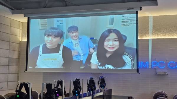 - 게임하면서 방송을 시청할 수 있는 스크린이 준비됐다&nbsp;