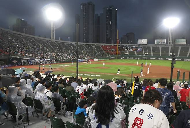 부산 사직야구장에서 열린 2023 프로야구 퓨처스 올스타전 북부리그와 남부리그의 경기에서 야구팬들이 한데 어우러져 응원전을 펼치고 있다. (부산=연합뉴스)