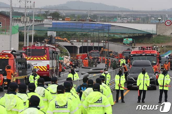 16일 집중호우에 침수된 충북 청주시 오송읍 궁평2지하차도에서 군관구조대가 수색, 구조작업을 하고 있다. 2023.7.16/뉴스1 ⓒ News1 박세연 기자