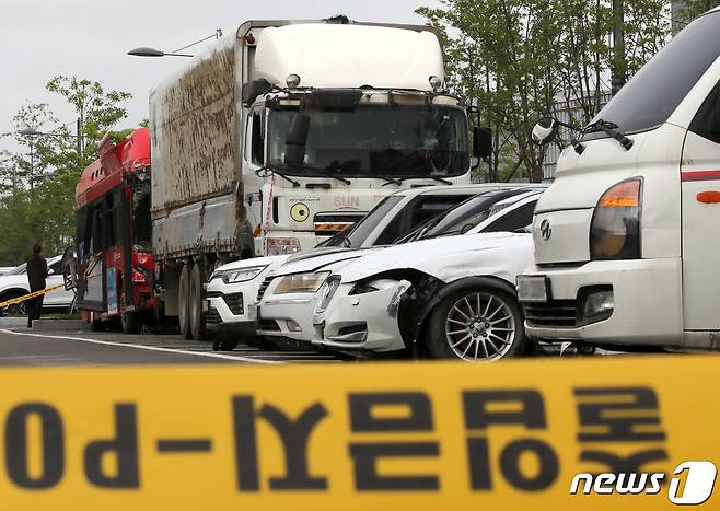 19일 오전 충북 청주시의 한 견인차량 보관소에 14명의 사망자가 발생한 오송 지하차도 참사 당시 현장에서 견인된 차량들이 보관돼 있다. 2023.7.19/뉴스1 ⓒ News1 구윤성 기자