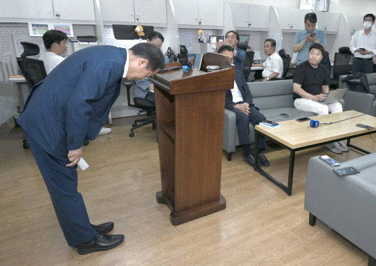 홍준표 대구시장이 '수해 골프' 논란과 관련, 19일 기자실을 찾아 유감을 표하며 머리를 숙이고 있다. 사진=연합뉴스