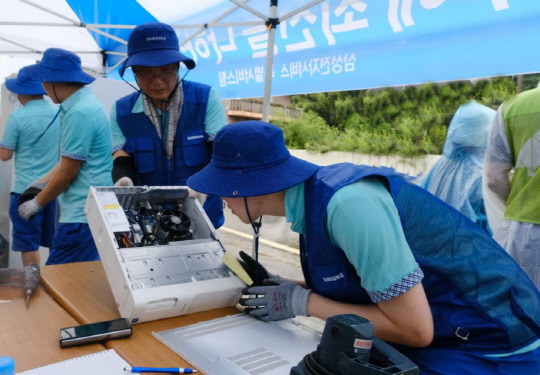 지난 19일 충남 공주에서 삼성전자서비스 임직원이 수해지역 피해 주민들을 위해 가전제품 특별 점검을 진행하고 있다. 삼성 제공