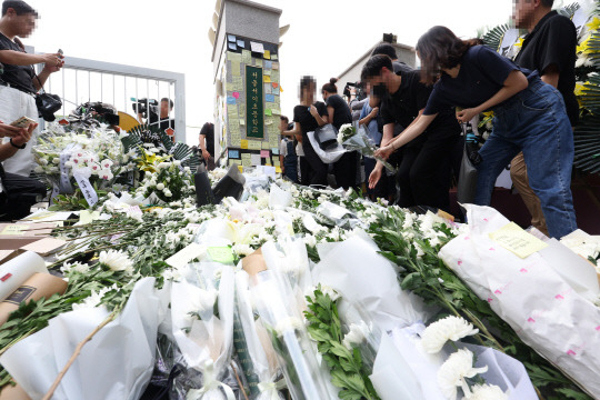 20일 오후 신규교사가 극단적 선택을 한 서울 서초구 서이초등학교 앞에서 열린 추모행사에 추모객들의 발길이 이어지고 있다. [연합뉴스]