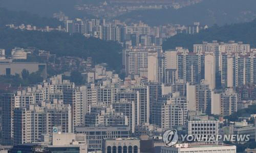 부동산 경기 침체로 부동산 PF가 금융시장의 시한폭탄이 됐다. 남산에서 바라본 서울 시내 아파트. 연합뉴스