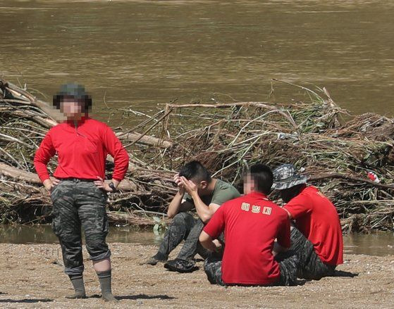 경북 예천군 호명면 황지리 내성천 일대에서 산사태 실종자 수색작업을 하던 해병대원이 급류에 휩쓸려 실종된 19일 동료 해병대원들이 망연자실한 채 구조 소식을 기다리고 있다. 별다른 구호장비 없이 강물에서 수색 작업에 나섰던 이 해병대원은 이날 밤 싸늘한 주검으로 돌아왔다. 연합뉴스