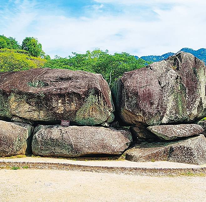 거대한 돌무지로 남아 있는 이시부타이(石舞台)고분. 아스카 최고 실력자였던 백제계호족의 수장 소가노 우마코의 무덤으로 추정한다.
