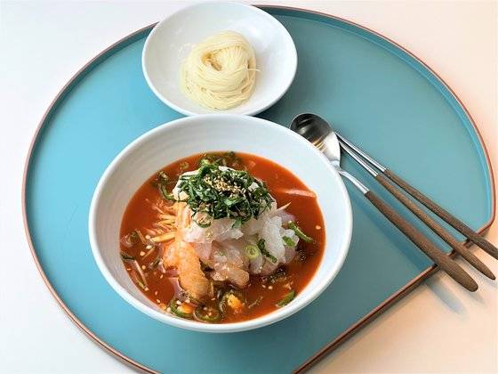 여름 더위를 식혀줄 포항식 물회. 사진 이정웅