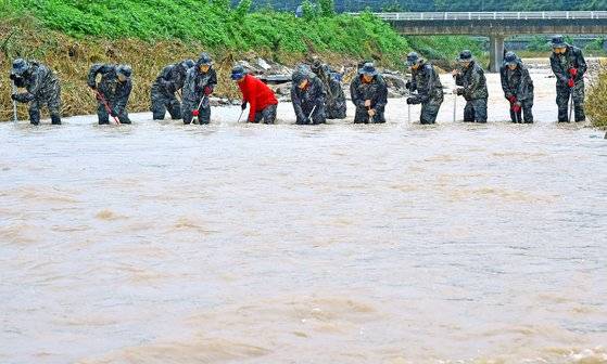지난 18일 해병대 1사단 제3포병대대 장병들이 경북 예천군 감천면 벌방교회 앞 하천에서 실종자 수색작업을 하고 있다. 뉴시스