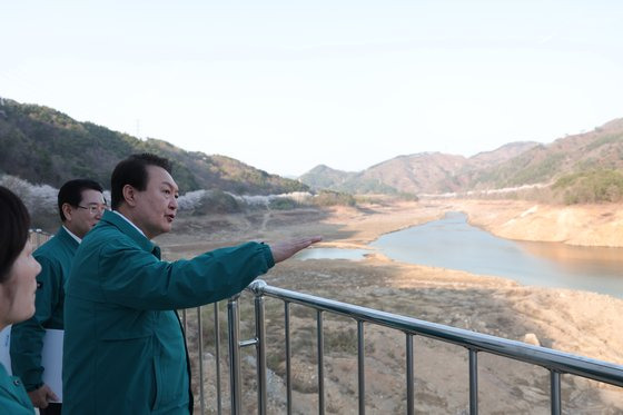 윤석열 대통령이 지난 3월 31일 전라남도 순천시 주암조절지댐을 방문, 가뭄 상황을 점검하고 있다. 윤 대통령은 당시 4대강 보를 적극 활용해 가뭄에 대처하란 지시를 했다. 사진 대통령실