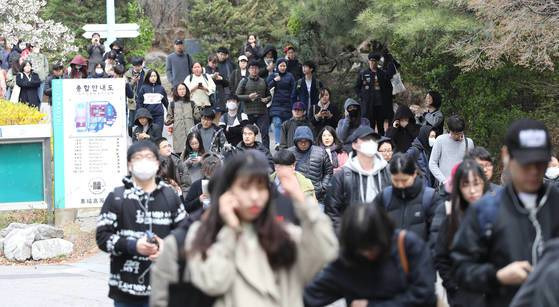 서울 종로구 경복고등학교에서 9급 공무원 필기시험을 마친 수험생들이 나오고 있다. [연합뉴스]