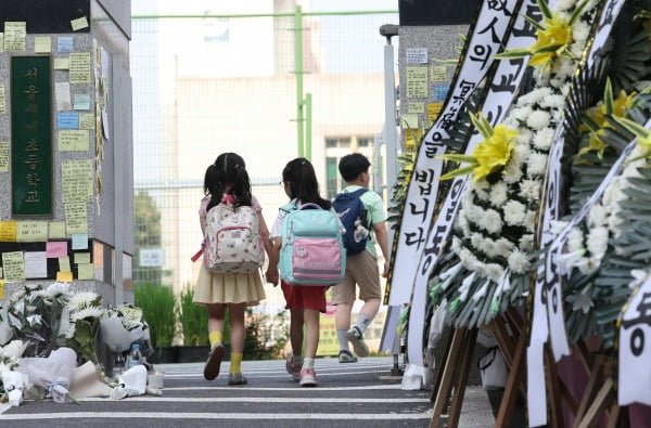 20일 오전 서울 서초구 서이초등학교 앞에 숨진 교사를 추모하는 화환들이 놓여있다. /사진=연합뉴스