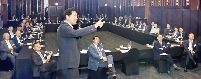 오세훈 서울시장이 20일 서울 장충동 반얀트리호텔에서 열린 한경 밀레니엄포럼에서 서울의 미래 모습에 관한 아이디어를 쏟아내고 있다. 오 시장은 “세계인이 일하고 관광하고 싶은 도시 서울을 만들겠다”고 말했다. 김범준 기자