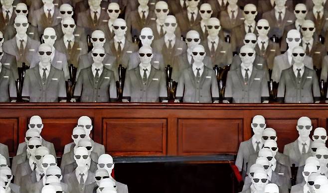 톰 브라운의 2023년 오트 쿠튀르 패션쇼 관객석에 앉은 골판지 관객들. 톰 브라운은 이번 쇼를 위해 2000명의 종이 관객을 만들었다.