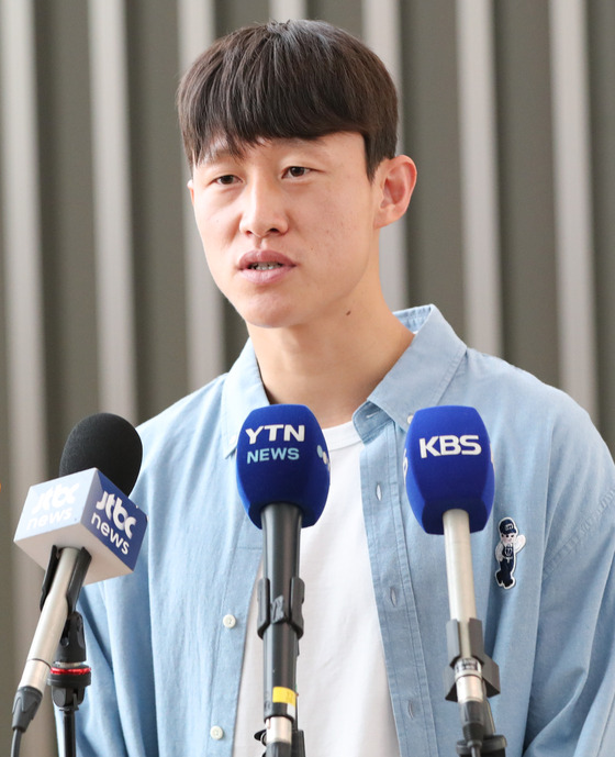 Lee Jae-sung speaks to reporters at Incheon International Airport in Incheon on Wednesday. [NEWS1]