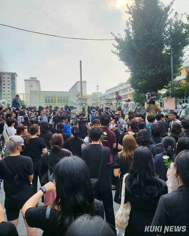 시민들이 서이초등학교 입구에서 문을 열어달라고 항의하고 있다.   사진=임현범 기자