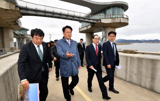 자유한국당 4대강 보 파괴 저지 특별위원회가 2019년 4월 오후 전남 나주 영산강 죽산보를 방문해 현장 점검을 벌이고 있다. 뉴시스